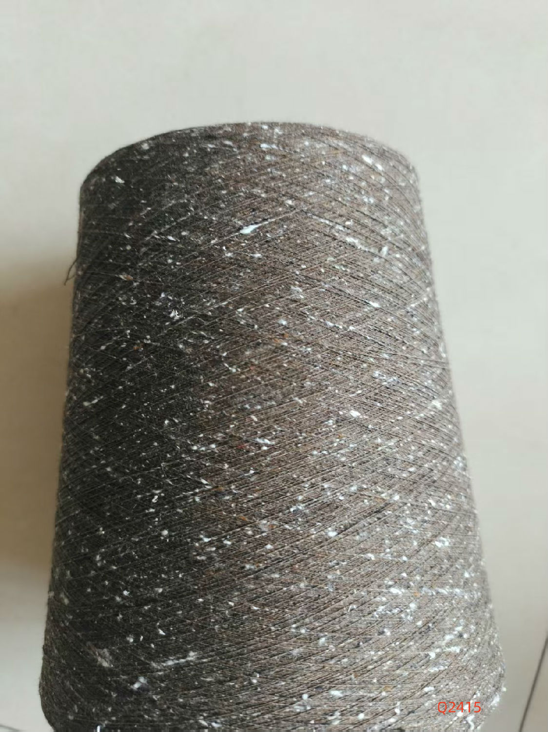 深棕Q2415滌21支85/15油絲彩點(diǎn)紗