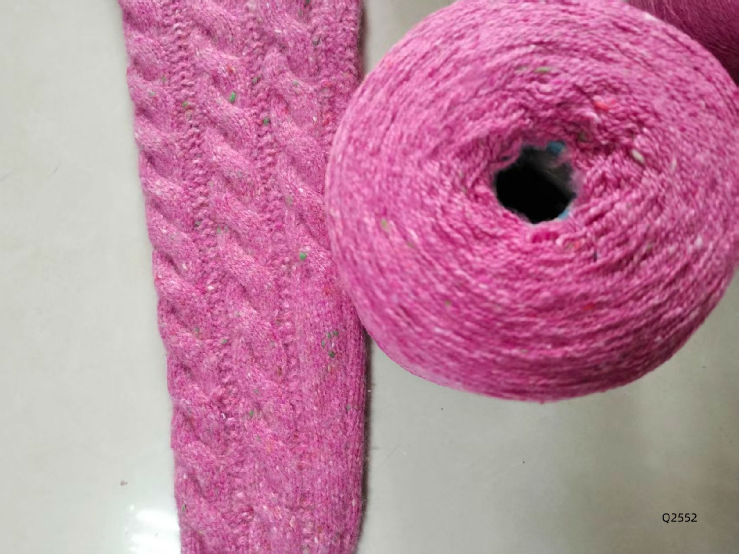 羊絨8.5公支合股Q2552玫紅色彩點紗